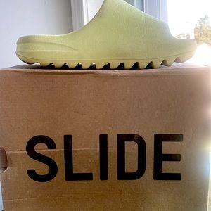 Glow green Yeezy foam runner(slightly used)